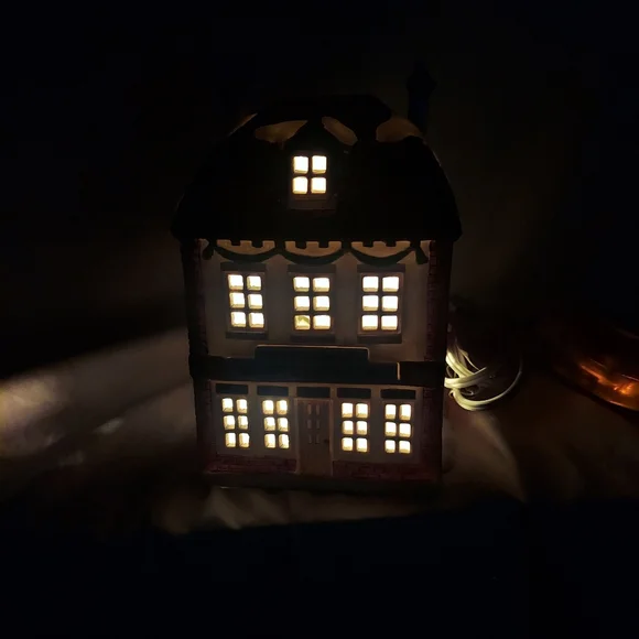 Department 56 Dickens' Village Series 1986 "Fezziwig's Warehouse" 6500-5 - Picture 7 of 7